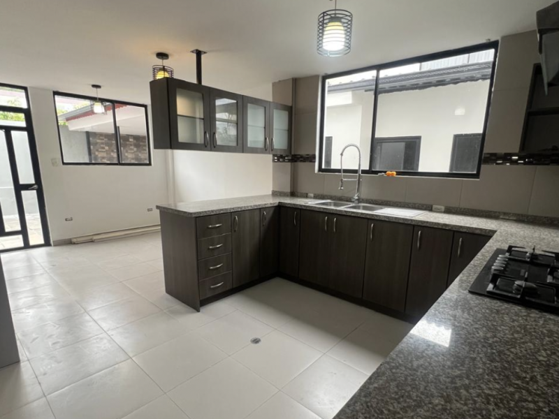 CASA EN VENTA – SECTOR EL COLIBRI | VALLE DE LOS CHILLOS